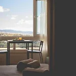 Modern With Stunning Views 아파트