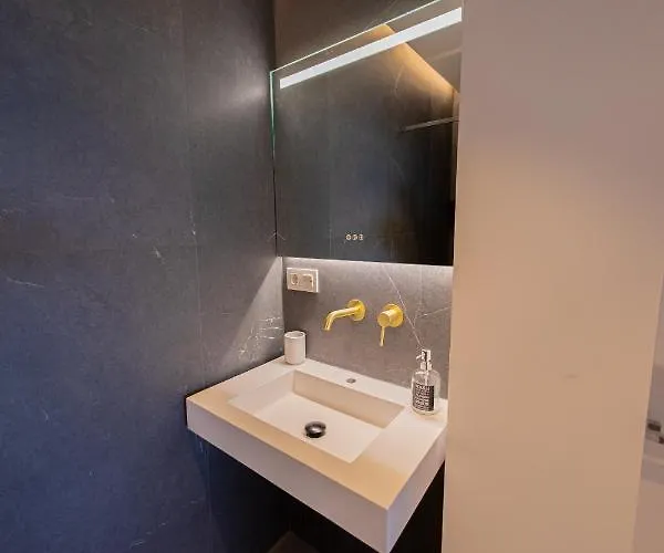 Modern With Stunning Views *