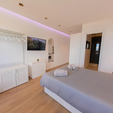 Modern With Stunning Views Apartment *