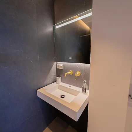 Modern With Stunning Views *