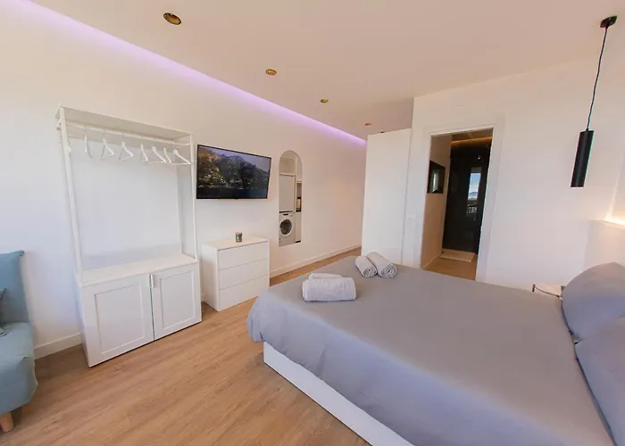 Modern With Stunning Views Apartament *