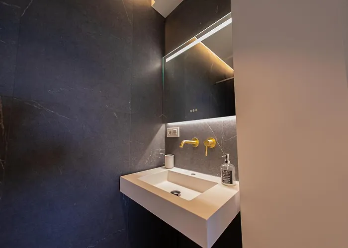 Modern With Stunning Views Apartament